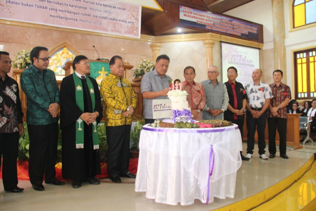 Hadiri HUT ke 137, Olly Motivasi Semangat Melayani Jemaat GMIM Siloam Tonsea Lama