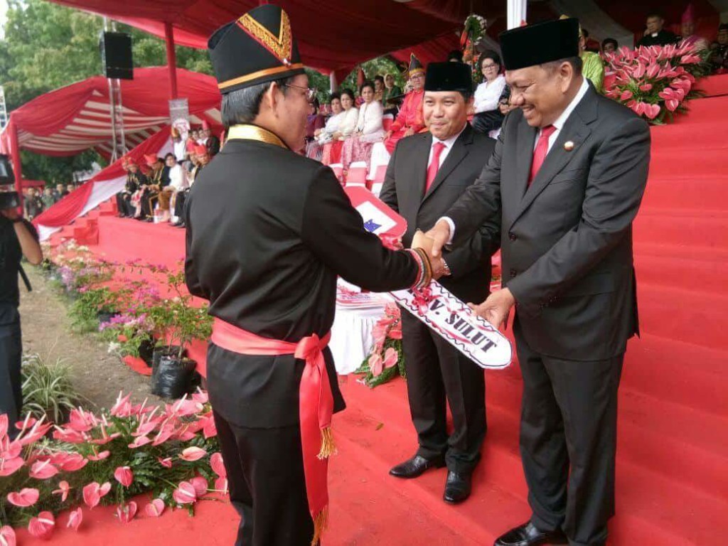 HUT ke 53 Provinsi Sulut, Walikota GSVL Dapat “Kadoh” 5 Unit Dump Truk