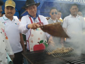 Pejabat Pemkot Manado Unjuk Kebolehan Bakar Ikang