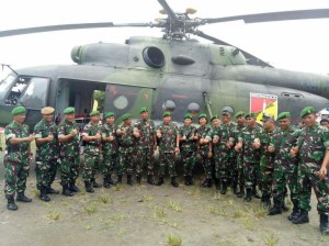 Persenjataan TNI Dipajang di Lapangan Basket Mega Mas