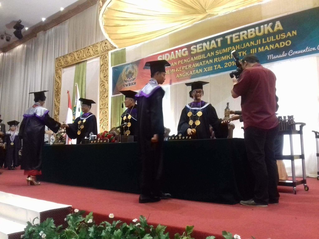 Akper Rumkit Tingkat Tiga Manado Luluskan 89 Wisudawan