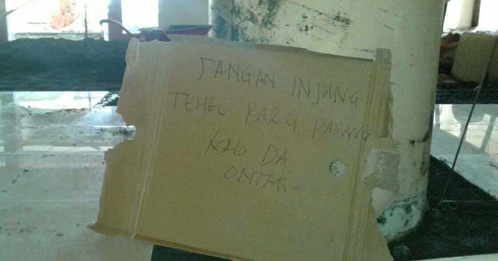 Astaga..! Ada Tulisan Pemberitahuan Yang Tak Pantas Di Proyek Kantor Bupati Minut
