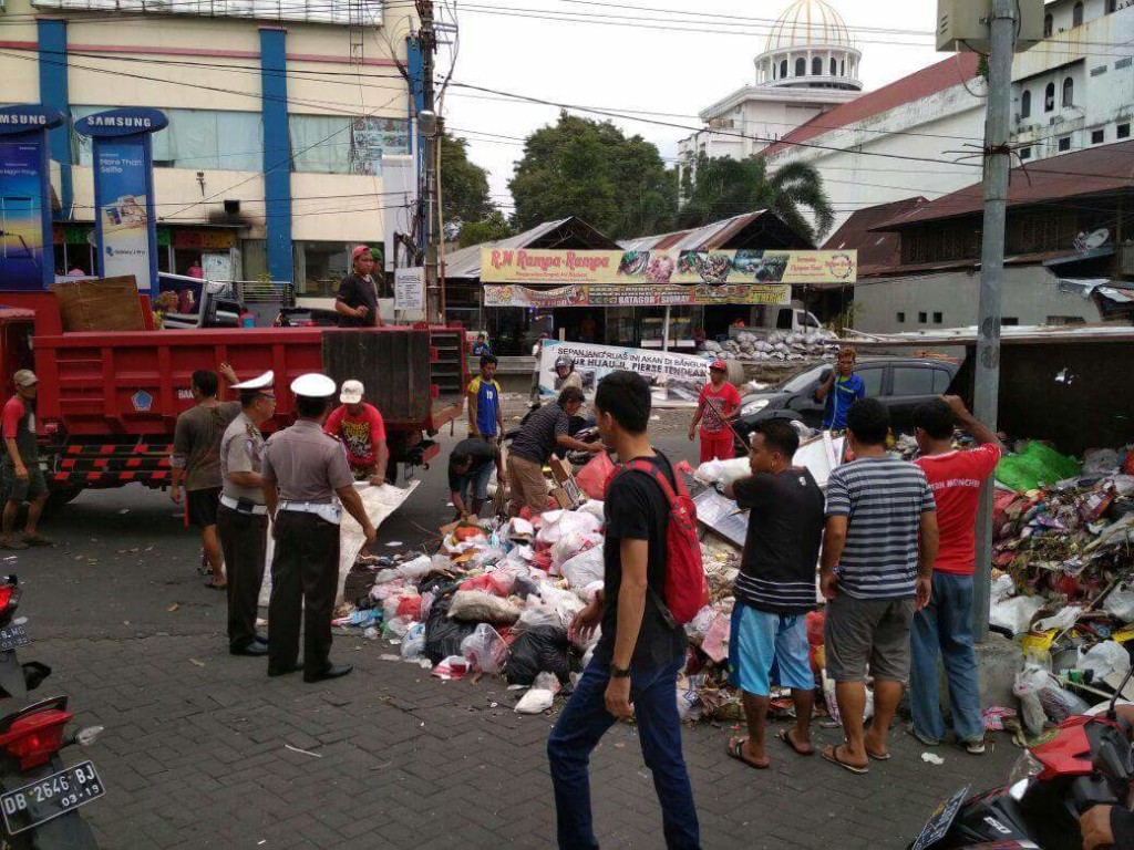 Diduga Kelebihan Muatan Truk Sampah Terbalik