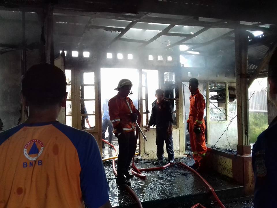 Diduga Arus Pendek, Rumah Milik Pongoh-Mandagi Hangus Terbakar