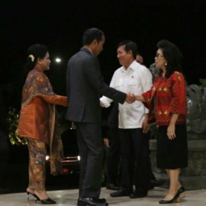 Walikota GSVL dan Prof Paula Sambut Kedatangan Presiden Jokowi Bersama Ibu Negara di Kota Manado