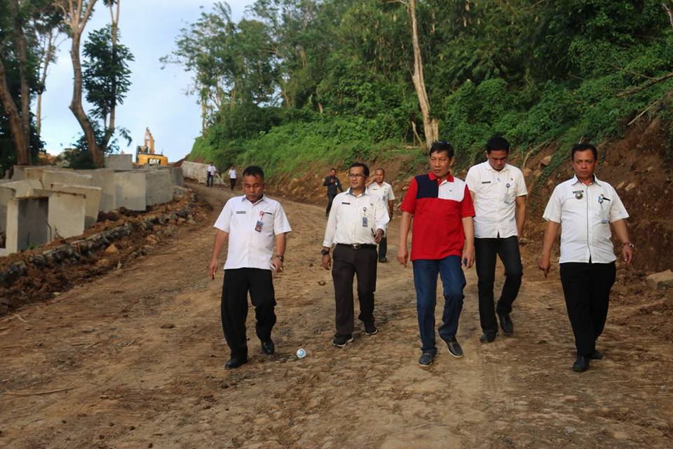 Walikota GSVL Lihat Langsung Proyek Jalan dan Drainase di Gunung Tumpa