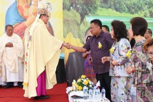 Gubernur Olly Hadiri Misa Perdana Uskup Rolly Untu di Tomohon