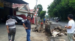 Bart Assa : Pembangunan Jalan Harus Disertai Drainase