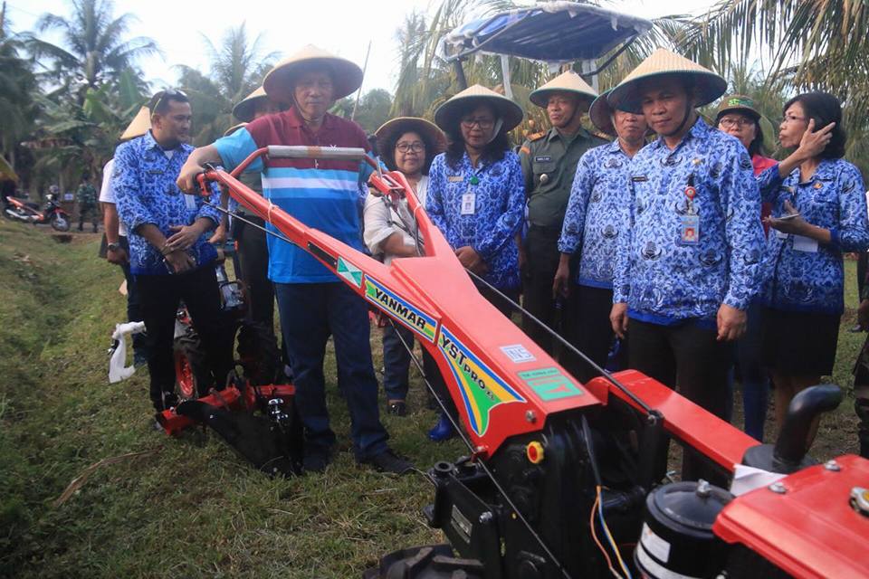 Walikota Manado Penen Jagung dan Tanam Padi Ladang di Kima Atas