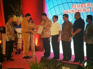 Gubernur Olly Terima Anugerah Indeks Demokrasi Indonesia