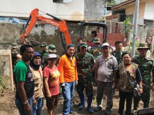 Bantu Bersihkan Lokasi Bencana Banjir, Walikota GSVL : Terima Kasih TNI/Polri