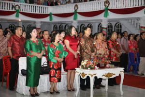 Safari Natal Pemprov Sulut di GPdI Tondano, Kandouw Serahkan Diakonia Natal