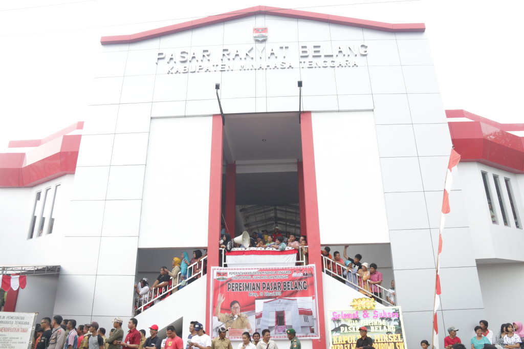 Bupati Resmikan Puskesmas dan Pasar Rakyat Belang