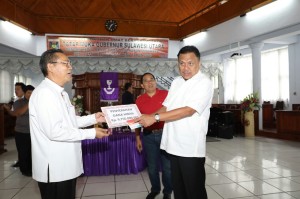 Gubernur Sulut Sumbang 9,7 M Untuk Gereja di Minahasa