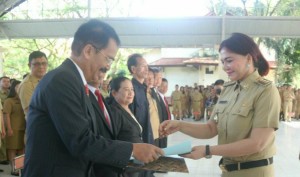 Bupati VAP Serahkan SK Pensiun Kepada 7 ASN Minut