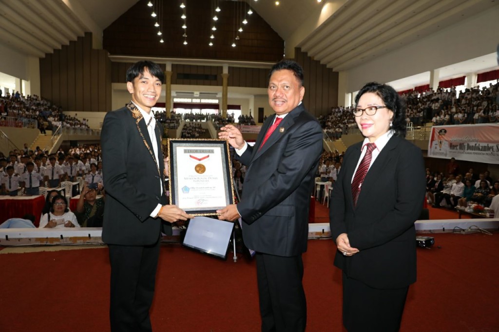 Pecahkan Rekor MURI, Mner Olly Dondokambey Mengajar Dihadapan 15 Ribu Siswa