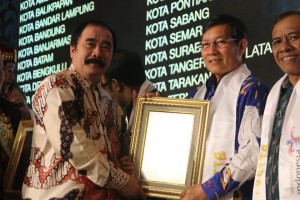 Manado Terima Penghargaan Yokatta Wonderful Indonesia Tourism Awards 2018