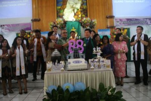Khadim Ibadah HUT ke-88 Jemaat GMIM Solagratia Kayuwatu, Pnt Vicky Ajak Jemaat Selalu Bersyukur