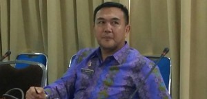 DLH Manado Gandegn Akademisi Bersihkan Kawasan Malalayang