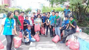 Bersihkan Kawasan Bahu, DLH Manado Gandeng Pencinta Lingkungan