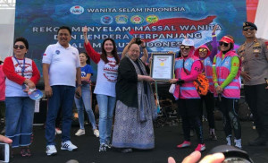 Pecahkan Rekor Dunia, 930 Penyelam Wanita Terjun di Teluk Manado