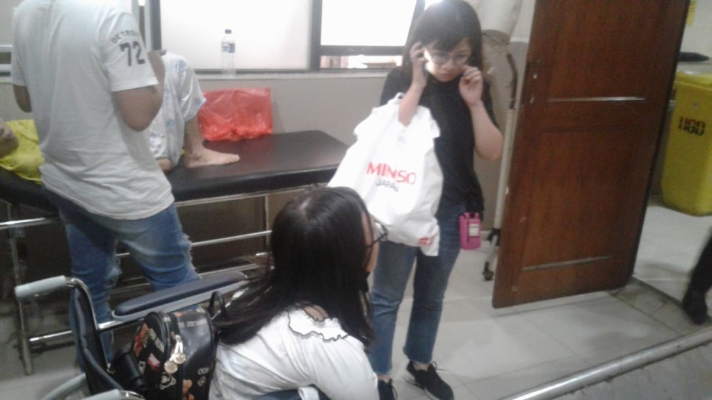 Turis Cina Ditabrak Motor