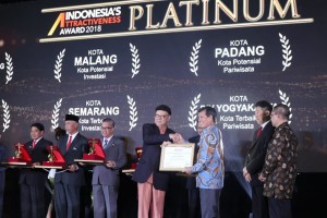 Diserahkan Mendragri,Walikota GSVL Terima Langsung Penghargaan Platinum Indonesia’s Attractiveness Award 2018