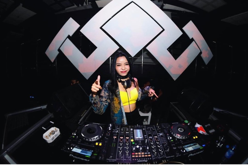 Malam Ini Altitude The Club, Tampilkan Tira Haze