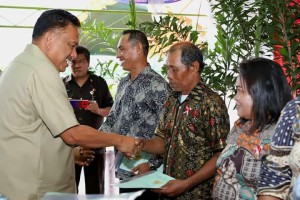 Olly Dondokambey Bagi- Bagi Sertifikat Tanah