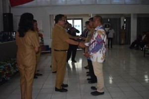 Lomban Mantiri Serahkan Dana Insentif Bagi Pemimpin Agama Se-Kota Bitung