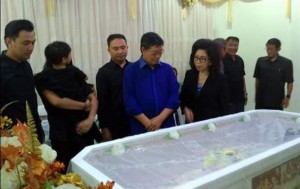 Walikota GSVL dan Prof Paula Hadiri Pemakaman Dosen UNIMA