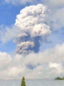 Waspada, Muncul Asap Putih di Gunung Soputan