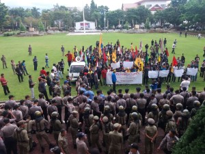 Harga Kopra Digoyang, Mahasiswa Bawa Ban dan Tabung Gas Saat Demo