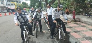 Gunakan Sepeda, Petugas Dishub Patroli di Kawasan Boulevard