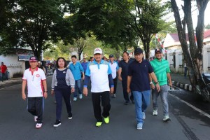 Peringati HUT KORPRI ke 73 & PGRI ke 73, Pemkot Manado Gelar Jalan Sehat & Senam Bersama
