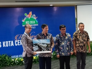 Walikota Manado Terima Penghargaan Indeks Kota Cerdas Indonesia 2018