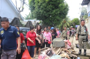Keliling Manado Utara, Rita Dondokambey Bawa Bantuan Bencana