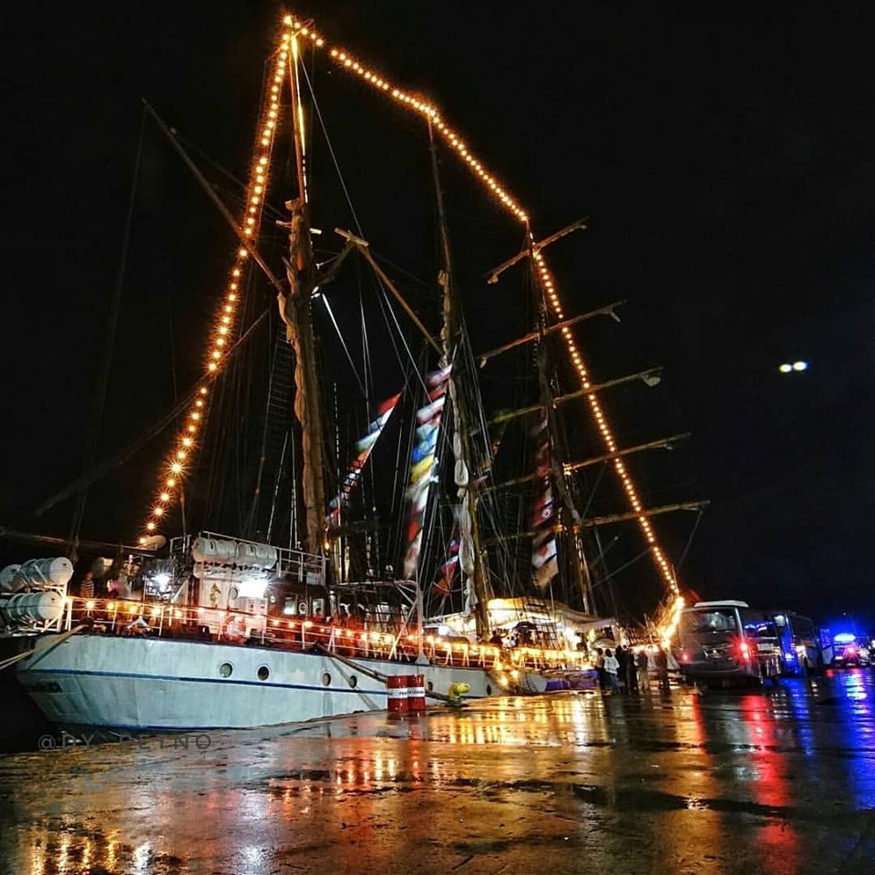 Semarakkan Manado Fiesta 2019, KRI Dewaruci Tiba di Teluk Manado