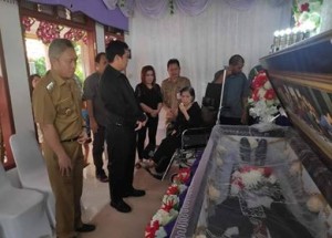 Wabup FDW Dampingi Wagub Kandouw Melayat ke Rumah Duka Alm Jhony Smith