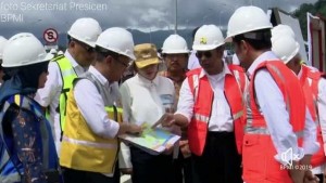 Presiden RI Joko Widodo di Sambut Bupati Panambunan Saat Tinjau Pembangunan Jalan Tol