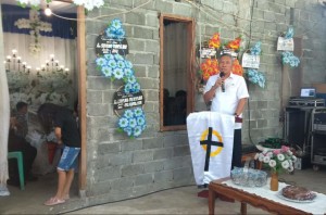 Wabup FDW Hadiri Ibadah Pemakaman di Kelurahan Kawangkoan Bawah