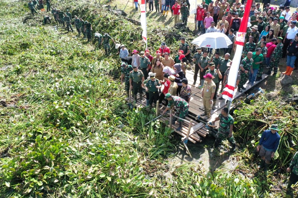 Panglima TNI Utus Jendral Bintang Dua Angkat Enceng Gondok