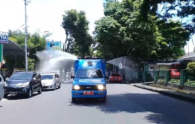 Kerja Nyata Pemkot Manado, Kerahkan Mobil Damkar Semprotkan Disinfektan