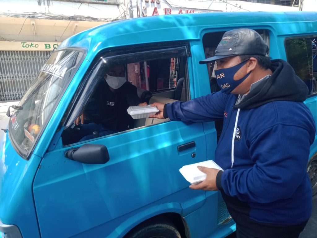 Tim Godas Bagi-bagi Makanan di Pusat Kota Manado