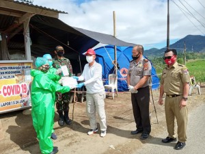 Datangi 9 Perbatasan Minsel, Wabup FDW Beri Semangat dan Bantuan ke Petugas Posko Covid-19