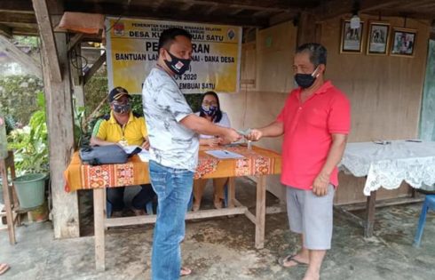 BLT-DD Tahap Dua untuk 131 KK di Desa Kumelembuai Satu mulai disalurkan