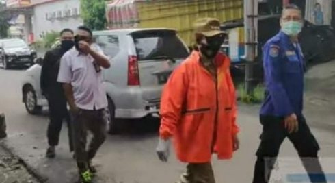 Terus Perangi Covid-19, Bupati VAP Pimpin Penyemprotan Disinfektan di Pemukiman Warga
