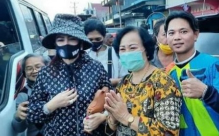 VAP Bagi-Bagi Bantuan di Kawangkoan Minahasa