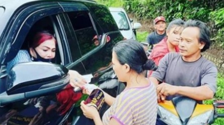 VAP Bagi-Bagi Bantuan Di Kecamatan Amurang Barat Minsel