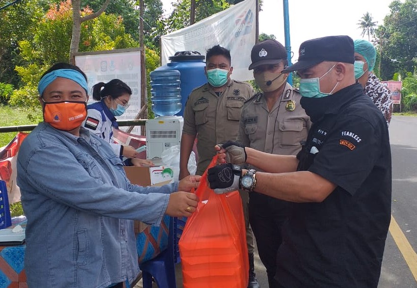 HUT ke-61, GSVL bagi makanan kepada petugas kesehatan